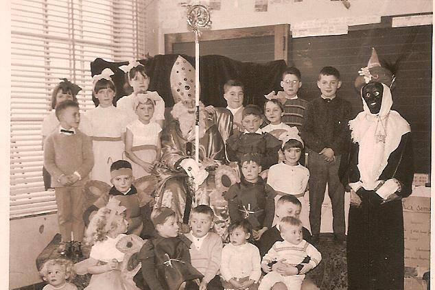 Une photo de classe des années 1960 ; Jacques est le petit garçon en bas à droite, assis sur les genoux de son frère aîné.