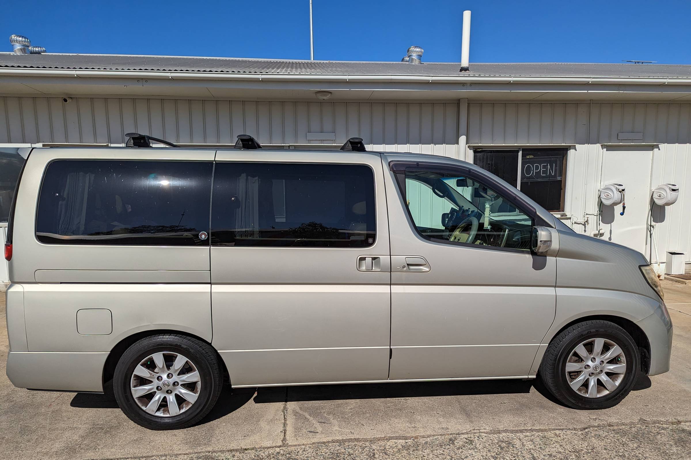 Vue de profil du vieux van Nissan Elgrand de Jacques Botte, en 2023.