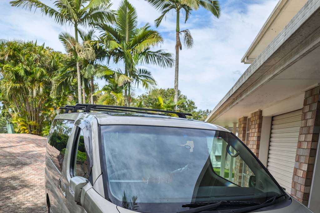 La Nissan Elgrand garée dans une allée tropicale, en 2024.