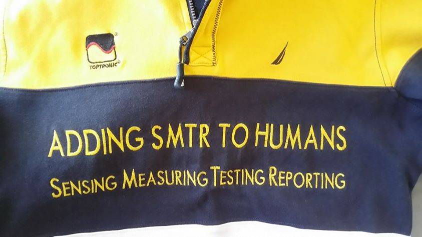 Jacques portant un pull imprimé du slogan Adding SMTR to Humans.