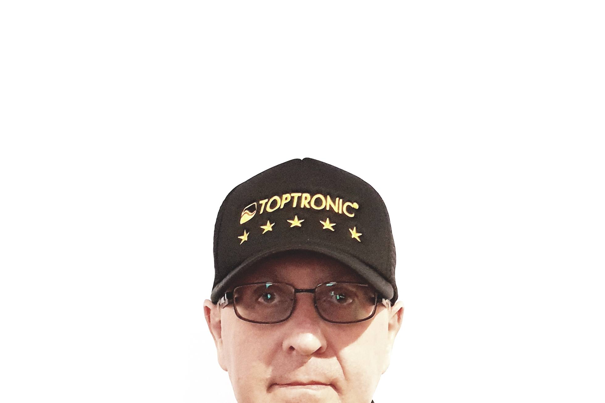 Portrait de Jacques Botte portant la casquette et la veste Toptronic® aux cinq étoiles, sur fond blanc.